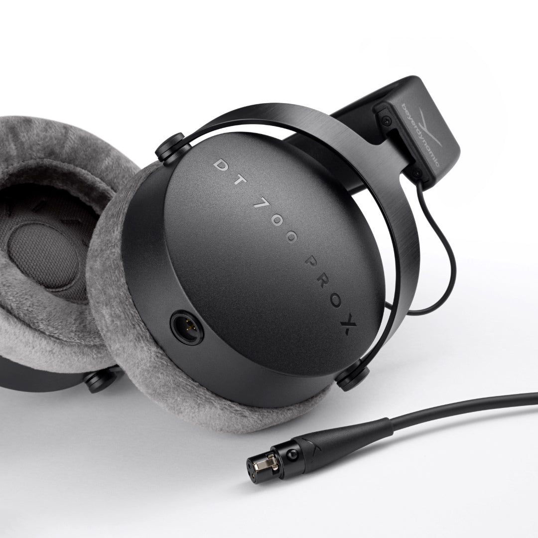 DT 700 PRO X USB-C Pack: Includes additional USB-C cable with integrated ESS DAC, In-line Remote & Mic.