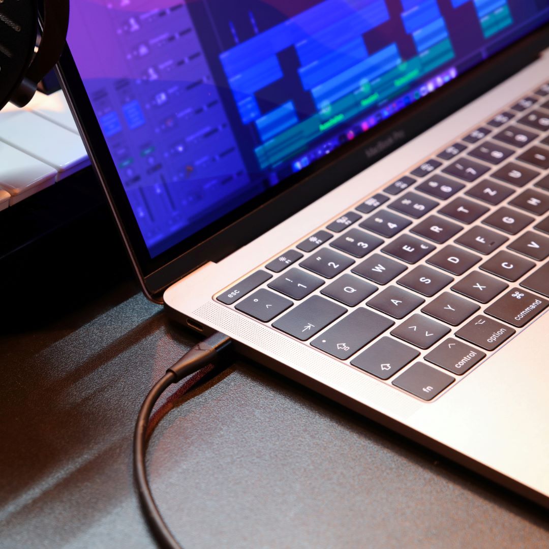 DT 900 PRO X USB-C Pack: Includes additional USB-C cable with integrated ESS DAC, In-line Remote & Mic.
